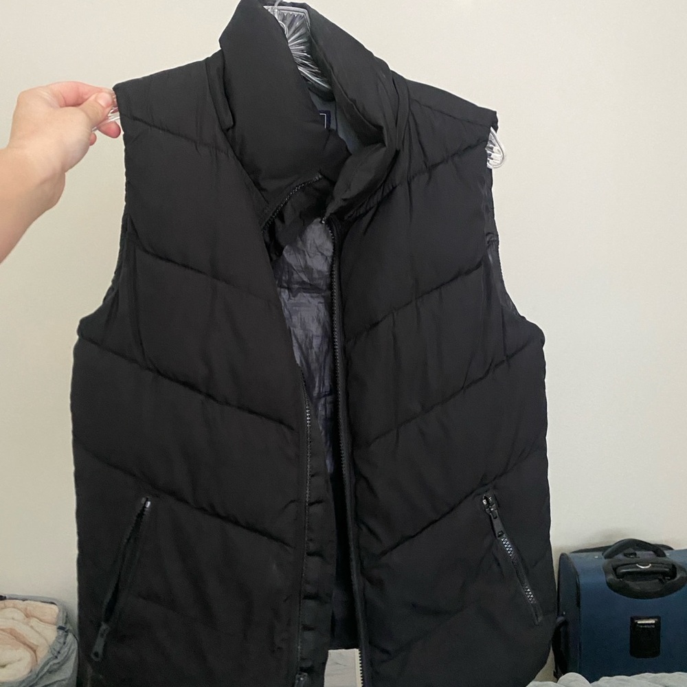 GAP Women’s Black Puffer Vest